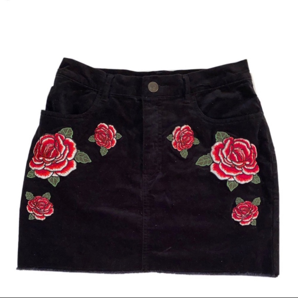 Black velvet mini skirt with red roses.